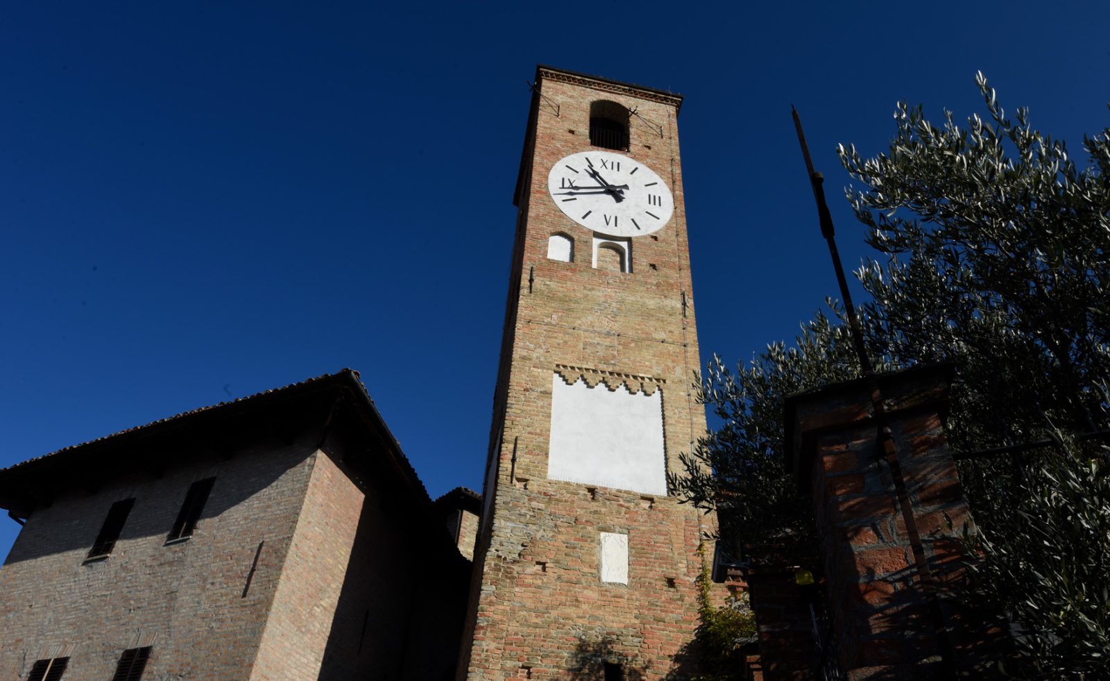 torre-orologio-neive